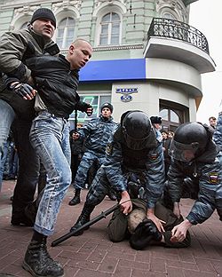 «Русский марш» 2008 года стал беспрецедентным по количеству задержанных националистов. Загружается с сайта Ъ