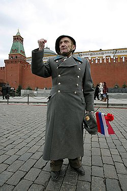 7 ноября в Москве отметили по-старорежимному с ветеранами, коммунистами и пионерами. На фото – один из участников парада 1941 года. Загружается с сайта Ъ