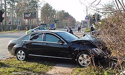 Столкновение Mercedes Кирсана Илюмжинова с Ford Focus было столь сильным, что машину президента Калмыкии выбросило на газон. Загружается с сайта Ъ