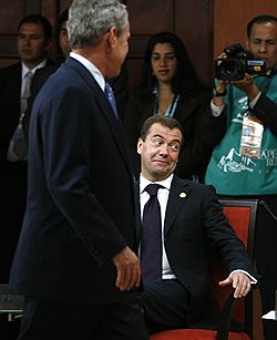Президент США Джордж Буш уходит – президент России Дмитрий Медведев остается. Загружается с сайта Ъ