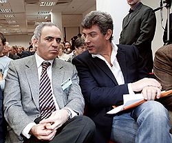 Главными задачами «Солидарности» Гарри Каспаров (слева) и Борис Немцов называют восстановление избирательных процедур и защиту Конституции. Загружается с сайта Ъ