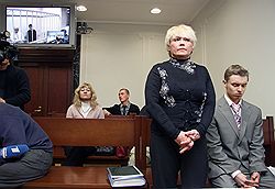Лариса Гамова (в центре) и ее сын Иван (справа) считают, что присяжные неправильно квалифицировали преступление. Загружается с сайта Ъ