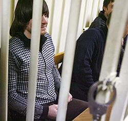 Джабраил Махмудов (слева) отказался отвечать на вопросы, пока прокуратура не завершит представление доказательств по делу. Загружается с сайта Ъ