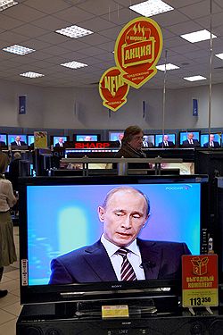 Владимир Путин, выступая перед гражданами в прямом эфире, выглядел тем, кем хотел казаться,– председателем правительства РФ. Загружается с сайта Ъ