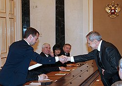 Валерий Зорькин (справа) заверил Дмитрия Медведева в том, что увеличение сроков полномочий президента не нарушает правовой неприкосновенности Основного закона. Загружается с сайта Ъ