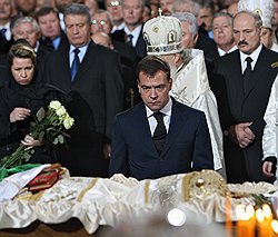 Президент Белоруссии Александр Лукашенко приехал на похороны патриарха без приглашения президента России Дмитрия Медведева. Это был именно тот случай, когда он мог себе это позволить. Загружается с сайта Ъ