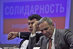 Борис Немцов (слева) обошел Гарри Каспарова в гонке за неформальное лидерство в «Солидарности». Загружается с сайта Ъ