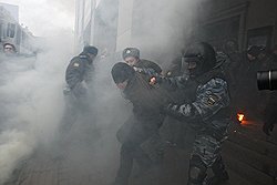 Милиция пресекла попытку «Другой России» пустить дым в глаза общественности. Загружается с сайта Ъ