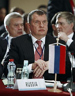 На нынешней сессии ОПЕК Игорь Сечин предпочел придерживаться от имени России наблюдательной, а не вступательной позиции. Загружается с сайта Ъ