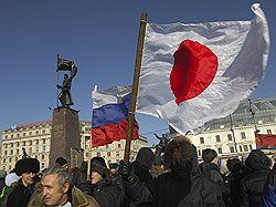 На прошлой неделе Владивосток маршировал против автопошлин в том числе под японскими флагами. Загружается с сайта Ъ