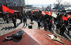 Во Владивостоке акция автомобилистов приобрела красный оттенок – к ней примкнули активисты КПРФ. Загружается с сайта Ъ