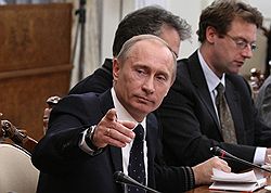 Премьер-министр Владимир Путин впервые лично командовал давлением на основных фронтах газовой войны. Загружается с сайта Ъ