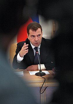 Дмитрий Медведев хотел бы разобраться с тем, почему его поручения исполняются медленно. Загружается с сайта Ъ
