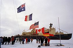 До погружения капсулы с российским флагом на дно Северного Ледовитого океана Арктика считалась регионом сотрудничества (на фото: международная экспедиция на Северный полюс на борту ледокола «Россия», 1990 год). Загружается с сайта Ъ