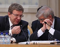Министр финансов Алексей Кудрин (слева) сможет убедить председателя ЦБ Сергея Игнатьева (справа) в том, что курсу рубля не нужно быть высоким, чтобы понравиться экономике. Загружается с сайта Ъ