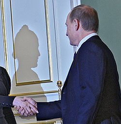 Договоренности о поставках газа на Украину Владимиру Путину и Юлии Тимошенко удалось достичь после пяти с половиной часов ночных переговоров. Загружается с сайта Ъ