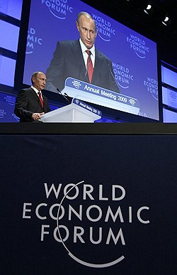 Владимиров Путиных на сцене Давосского экономического форума было как будто двое. Фото: Reuters. Загружается с сайта Ъ