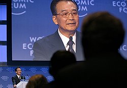 Премьер Госсовета Китая Вэнь Цзябао сказал Всемирному экономическому форуму именно то, чего от него ждали. Фото: AP. Загружается с сайта Ъ