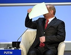 К концу форума выяснилось, что российский премьер Владимир Путин так и не показал никому из его участников своего нового лица. Фото: AFP. Загружается с сайта Ъ