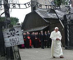 Несмотря на посещение папой Бенедиктом XVI Освенцима (на фото), иудейская община предъявляет к нему серьезные претензии. Фото: AP. Загружается с сайта Ъ