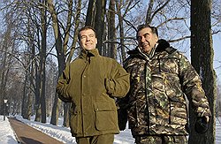 Президент РФ Дмитрий Медведев (слева) постарался убедить своего таджикского коллегу Эмомали Рахмона (справа) пойти навстречу Москве в вопросе сохранения в Таджикистане российского военного присутствия. Фото: Reuters. Загружается с сайта Ъ
