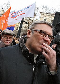 Оппозиционеры объединяются против Владимира Путина. Загружается с сайта Ъ