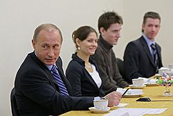 При обсуждении темы востребованности молодых специалистов премьером Владимиром Путиным был востребован то один из них, то другой. Фото: РИА НОВОСТИ. Загружается с сайта Ъ