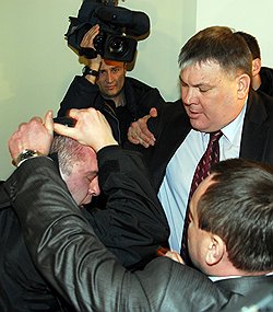 Парламентарии из Блока Юлии Тимошенко сделали все, чтобы разоблачить коварный заговор СБУ против «Нафтогаза Украины» (на фото – депутат срывает маску с бойца спецподразделения «Альфа»). Загружается с сайта Ъ