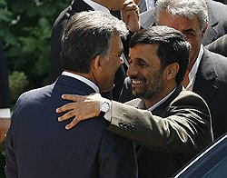 Президент Турции Абдулла Гюль (слева) готов не только помирить президента Ирана Махмуда Ахмади-Нежада (справа) с Вашингтоном, но и открыть иранскому газу путь в Европу. Фото: AP. Загружается с сайта Ъ