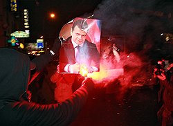 День несогласных завершился демонстративным сожжением портрета президента Дмитрия Медведева. Фото: Василий Шапошников/Коммерсантъ. Загружается с сайта Ъ