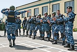 Власти Чечни давно убеждают Москву, что способны добить боевиков своими собственными силами. Фото: ИТАР-ТАСС. Загружается с сайта Ъ