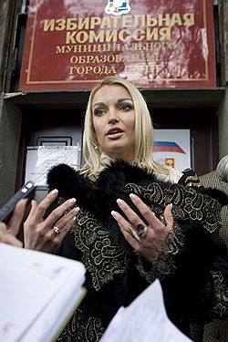 Балерине Волочковой не дали проявить себя на сочинских выборах. Фото: РИА НОВОСТИ. Загружается с сайта Ъ
