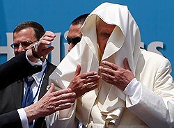 Визит папы римского Бенедикта XVI (на фото) на Ближний Восток призван открыть иудеям и мусульманам истинное лицо Римско-католической церкви. Фото: AP. Загружается с сайта Ъ