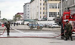 На месте теракта смывали кровь из брандспойта. Фото: ИТАР-ТАСС. Загружается с сайта Ъ