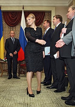 Украинский премьер Юлия Тимошенко была еще дальше от пятимиллиардного кредита, чем от российского премьера Владимира Путина Фото: Дмитрий Азаров/Коммерсантъ. Загружается с сайта Ъ