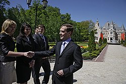 Дмитрий Медведев был рад встрече с представителями бизнеса. Фото: РИА НОВОСТИ. Загружается с сайта Ъ
