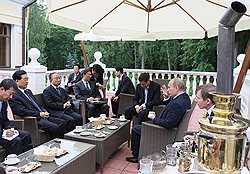 Переговоры Владимира Путина и Ху Цзиньтао прошли в бодрящей утренней атмосфере. Фото: AP. Загружается с сайта Ъ