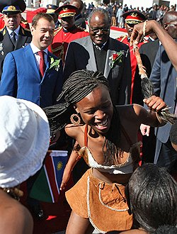 В Намибии Дмитрия Медведева встретили национальными танцами. Фото: Александр Миридонов/Коммерсантъ. Загружается с сайта Ъ