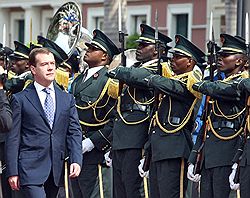 В ходе визита Дмитрия Медведева в Африку исторические нотки сочетались с прагматизмом. Фото: Александр Миридонов/Коммерсантъ. Загружается с сайта Ъ