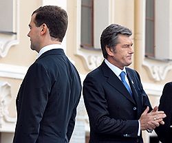 Президент РФ Дмитрий Медведев (слева) ясно дал понять, что Виктор Ющенко как президент Украины для него больше не существует. Фото: Александр Миридонов/Коммерсантъ. Загружается с сайта Ъ
