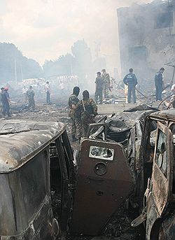 Потери ингушской милиции от вчерашнего теракта у Назрановского РОВД стали самыми крупными с июня 2004 года, когда Назрань атаковали отряды боевиков. Фото: AP. Загружается с сайта Ъ
