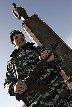 Свидетелями демонтажа памятника Ахмату Кадырову стали руководители Чечни и милиционеры. Фото: Григорий Собченко/Коммерсантъ. Загружается с сайта Ъ