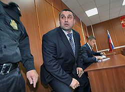 Генерала Глущенко осудили и взяли под стражу в зале суда. Фото: Сергей Михеев/Коммерсантъ. Загружается с сайта Ъ