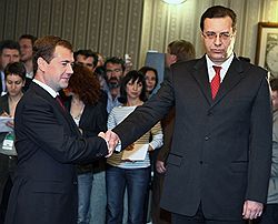 Дмитрий Медведев (слева) разговаривал с депутатом молдавского парламента Марианом Лупу (справа), как будто бы тот уже стал президентом. Фото: Александр Миридонов/Коммерсантъ. Загружается с сайта НеГа