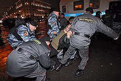 Протестующих относили в автозак даже за попытку поговорить о политике. Фото: Василий Шапошников/Коммерсантъ. Загружается с сайта Ъ