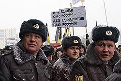 Состоявшийся в Калининграде многотысячный митинг с антиправительственными лозунгами испугал власти. Фото: РИА НОВОСТИ. Загружается с сайта Ъ