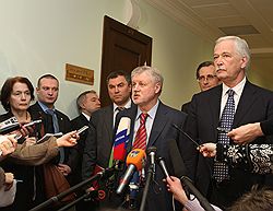 Сергей Миронов (слева) и Борис Грызлов (справа) рассказывают, какими «коалиционными» теперь станут действия их партий. Фото: ИТАР-ТАСС. Загружается с сайта Ъ