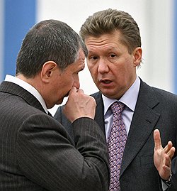 Глава «Газпрома» Алексей Миллер (справа) может перехватить у вице-премьера Игоря Сечина (слева) доходы от экспорта электроэнергии. Фото: Александр Миридонов/Коммерсантъ. Загружается с сайта Ъ