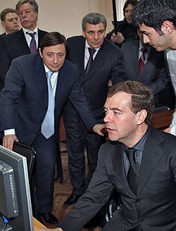 На Северный Кавказ Дмитрий Медведев приехал, чтобы на месте обсудить программу своего полпреда Александра Хлопонина по развитию округа. Фото: Руслан Мамиев. Загружается с сайта Ъ