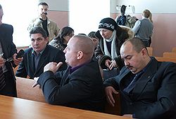 По приговору суда офицеры Мирзин, Соколов и Рамазанов (слева направо) в течение трех лет не смогут работать в милиции. Фото: Максим Андреев/Коммерсантъ. Загружается с сайта Ъ